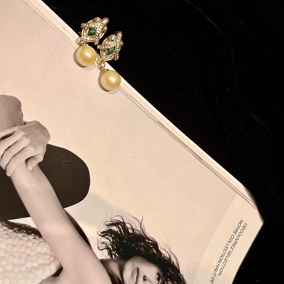 Elegant Pearl and Crystal Drop Earrings - Black Friday sale!🥳 - Picture 4 of 4